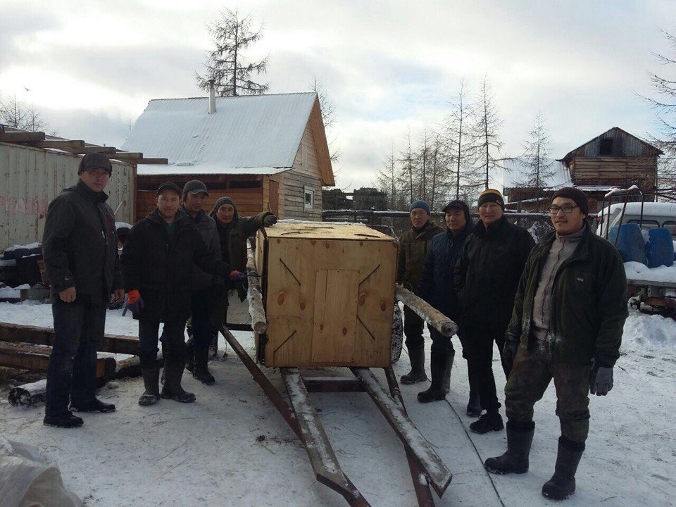Среднеколымский белый  медвежонок летит в Якутск
