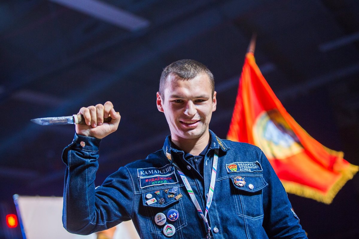 Участнику слета студотрядов в Якутии, потушившему огонь в "Триумфе", подарили якутский нож