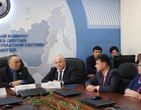 Михаил Гуляев представил Анатолия Бравина коллективу Минобщества Якутии