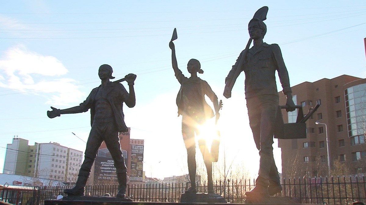 В Якутске открыли памятник студенческим отрядам республики