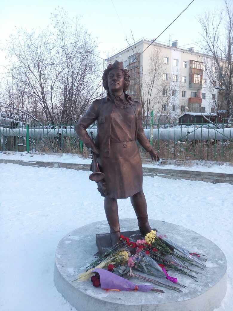 В Якутске состоялось открытие памятника легендарной пионервожатой Галине Хайдуровой
