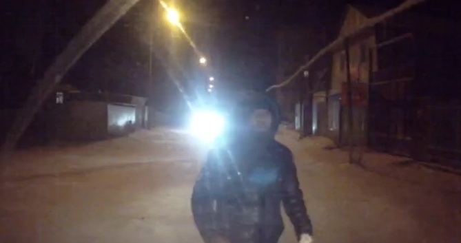 В Якутске пешеходы напали на автомобиль с женщиной за рулем