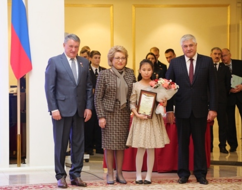 Юная якутянка получила медаль «За мужество в спасении»