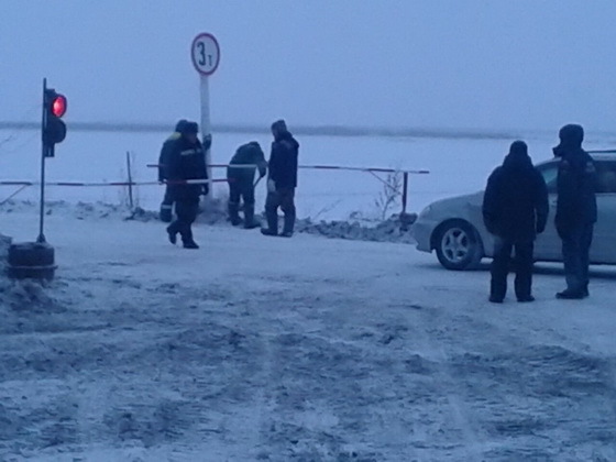 Водителям авто запрещено выезжать на строящуюся ледовую переправу Хатассы - Павловск