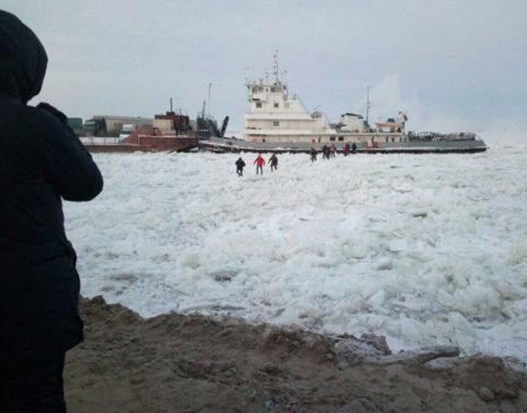 Зажатый льдами на реке Лена паром в Якутии пробился к берегу