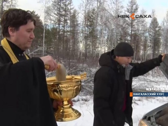Священник освятил автомобили жителей Якутии
