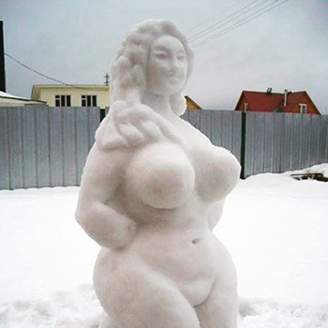 Фотофакт: В Олекминске слепили Еву и Адама из снега