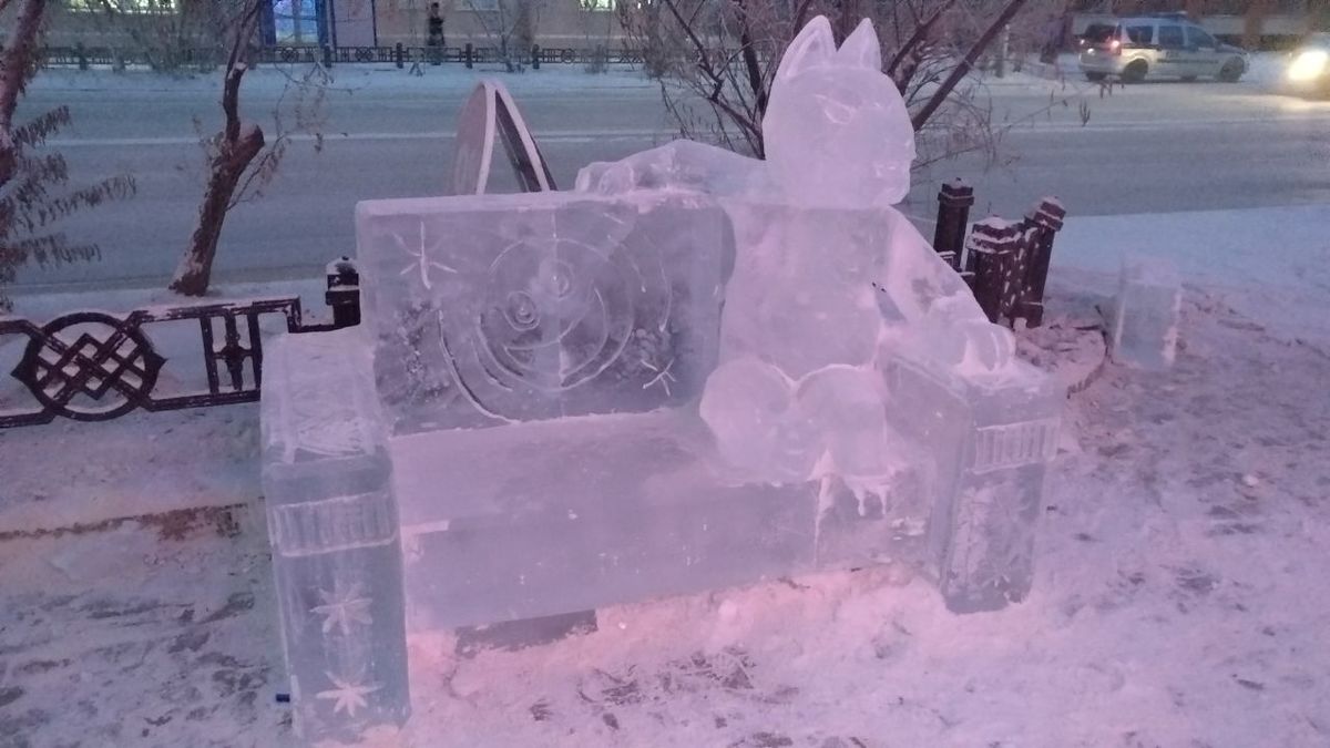 Фотофакт: У "ТелМарта" сидит ледяной песец