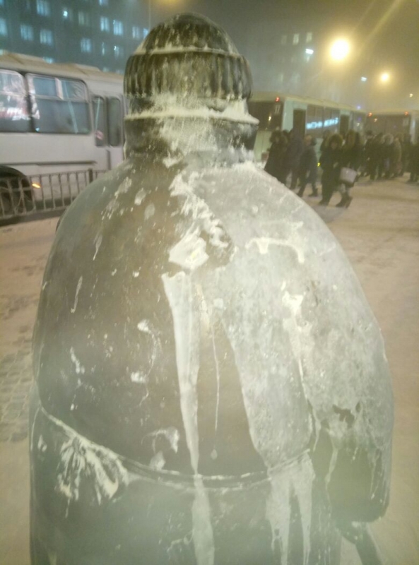 Фотофакт: В Якутске оплевали памятник дворнику