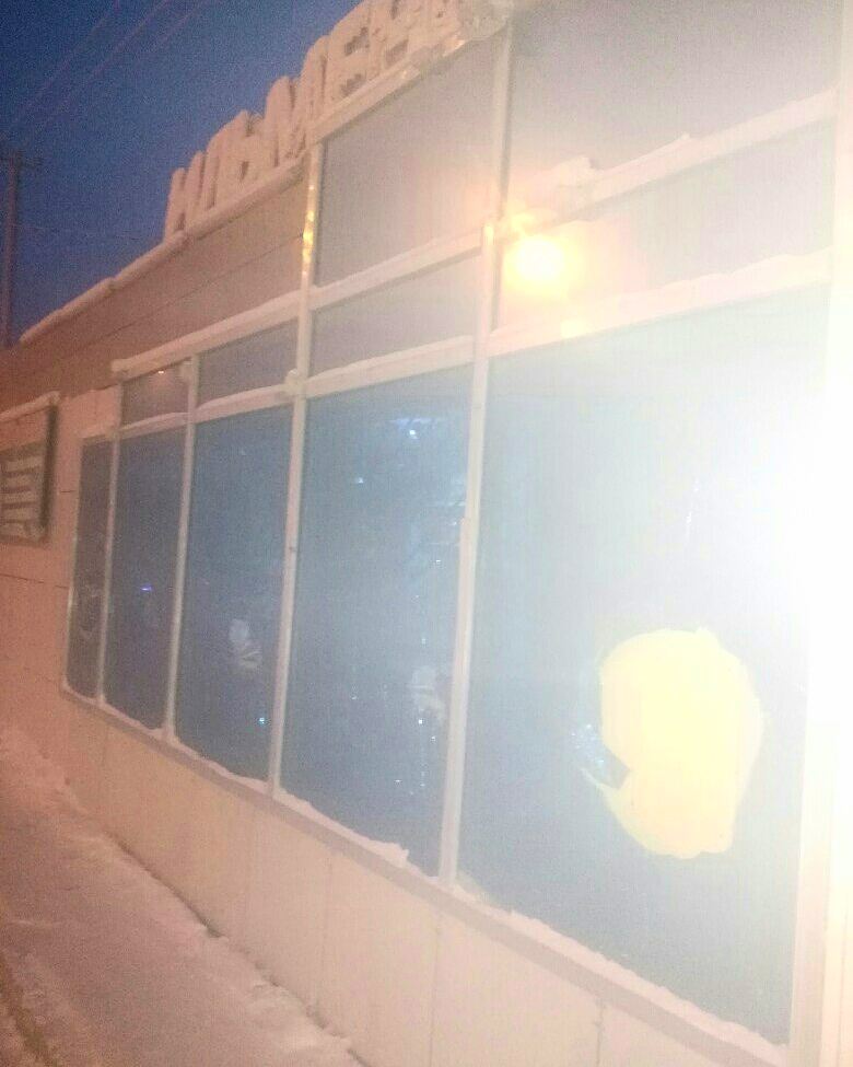 В Сайсарах хулиганы разбили окна торгового киоска на остановке