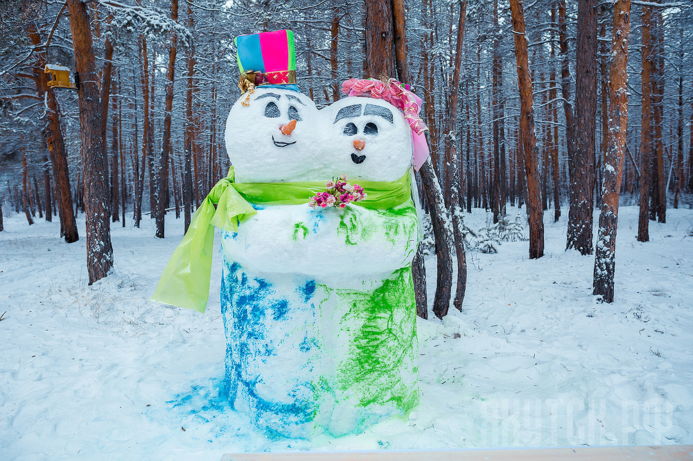 В Якутске в конкурсе на самого доброго снеговика победил снеговичок с бровями Энжи