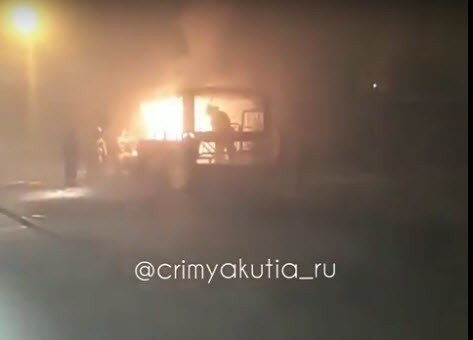 Замыкание в электропроводке стало причиной возгорания пассажирского автобуса в Якутске (+видео)