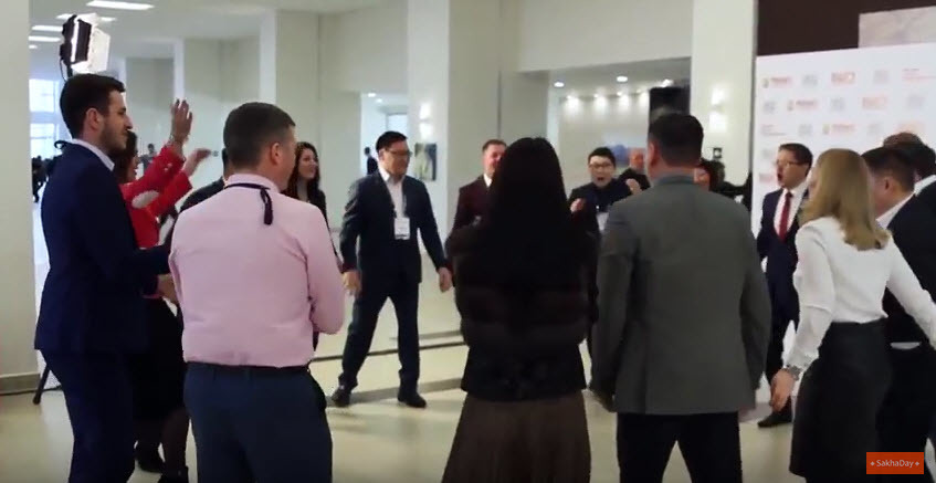 Управленцы из Якутии исполнили осуохай на полуфинале конкурса "Лидеры России" во Владивостоке (+видео)