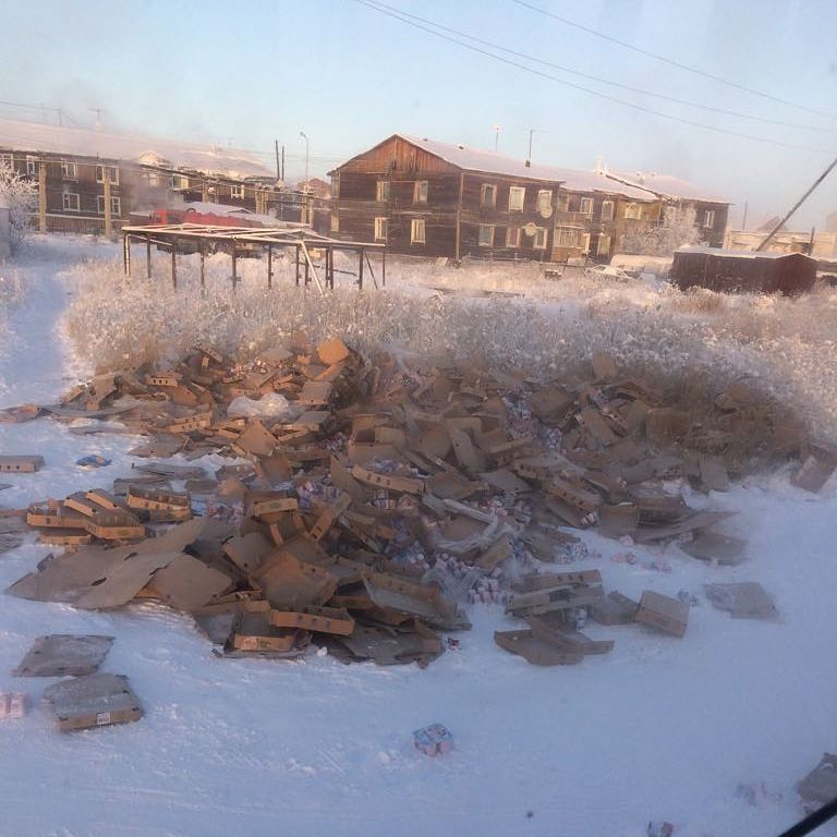 Фотофакт: Водитель выгрузил партию йогуртов в жилом секторе Якутска