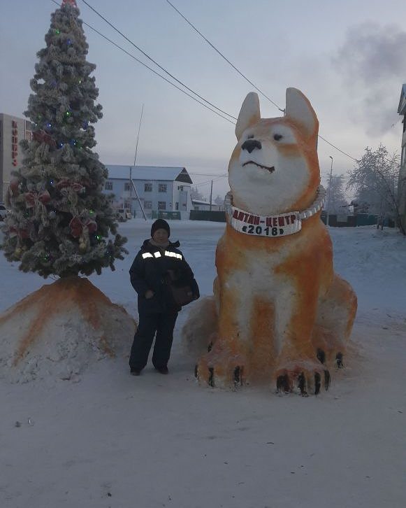 Фотофакт: В якутском селе Намцы изваяли гигантскую собаку из снега