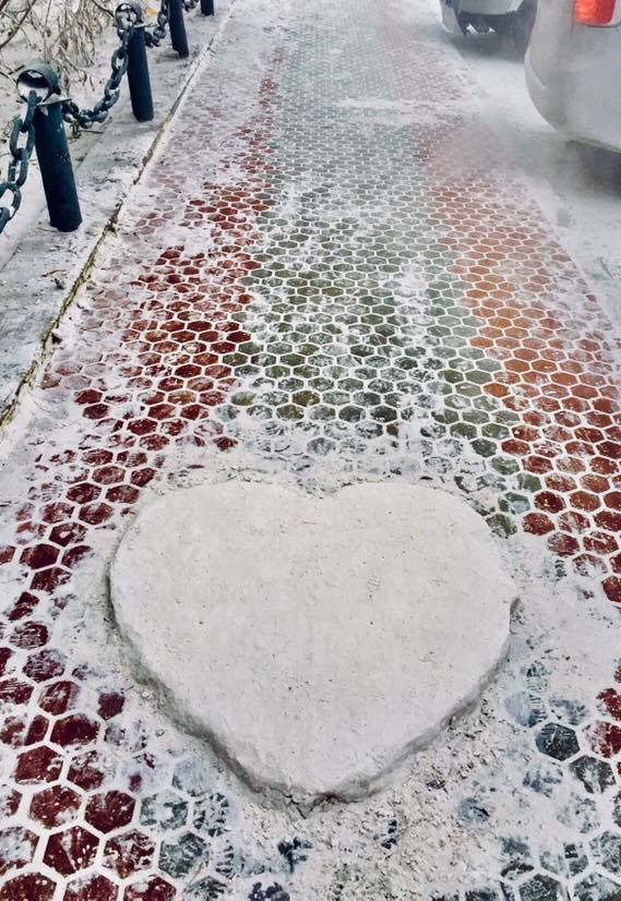 Фотофакт: Сердце на тротуаре в Якутске