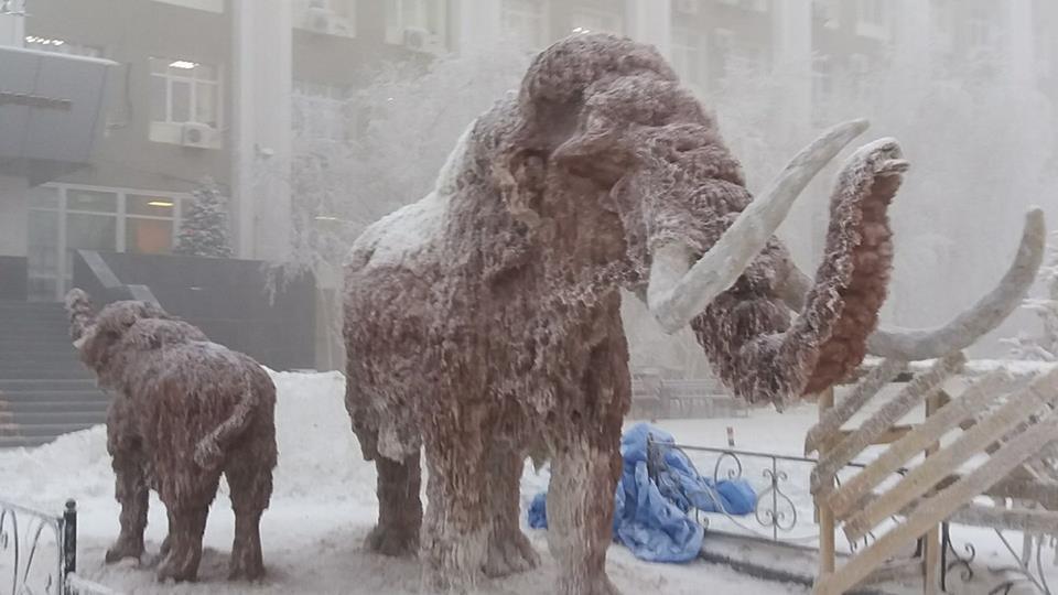 В центре Якутска появились скульптуры из мокрого снега и льда