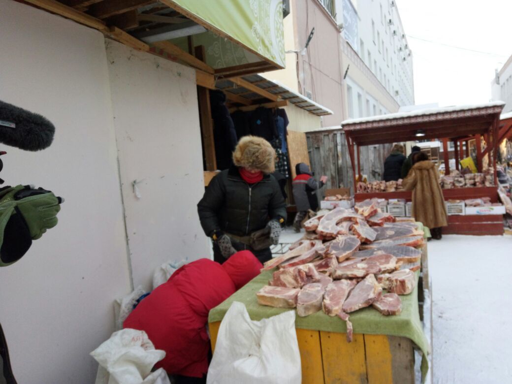 Парижанка устроилась продавцом мяса на Крестьянском рынке в Якутске