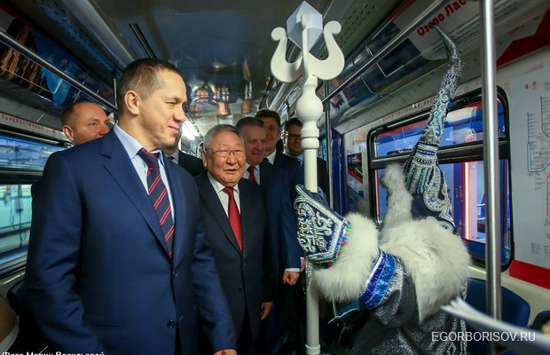 Егор Борисов и Юрий Трутнев отправили в московское метро «Дальневосточный экспресс» с вагоном «Якутия»