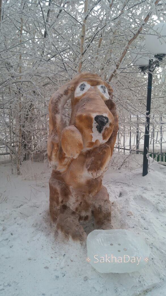 Фотовзгляд: В Якутске появилась собачка из снега