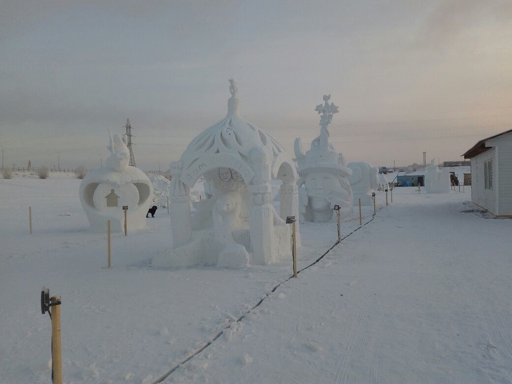 Фотофакт: Ледовый городок в 202-м микрорайоне Якутска готовится к открытию
