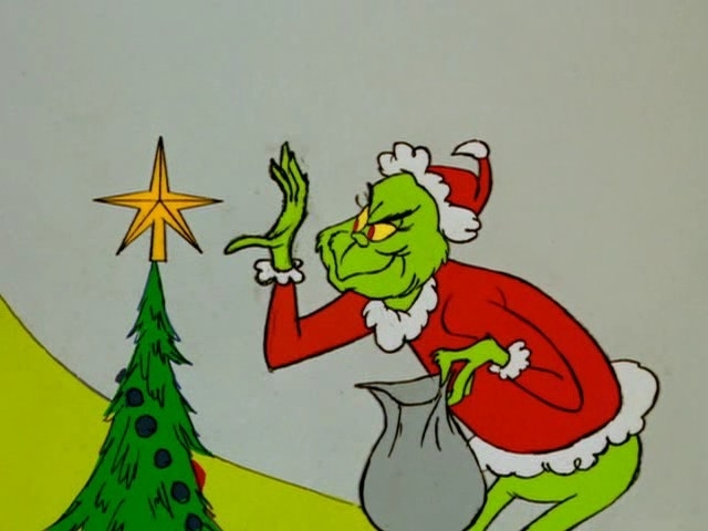 В Якутске мужчина похитил елку с крыльца дома по улице Дзержинского (+видео)