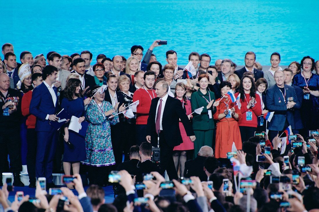 Путин назвал ОНФ "общенародным проектом" и пожал руки участникам