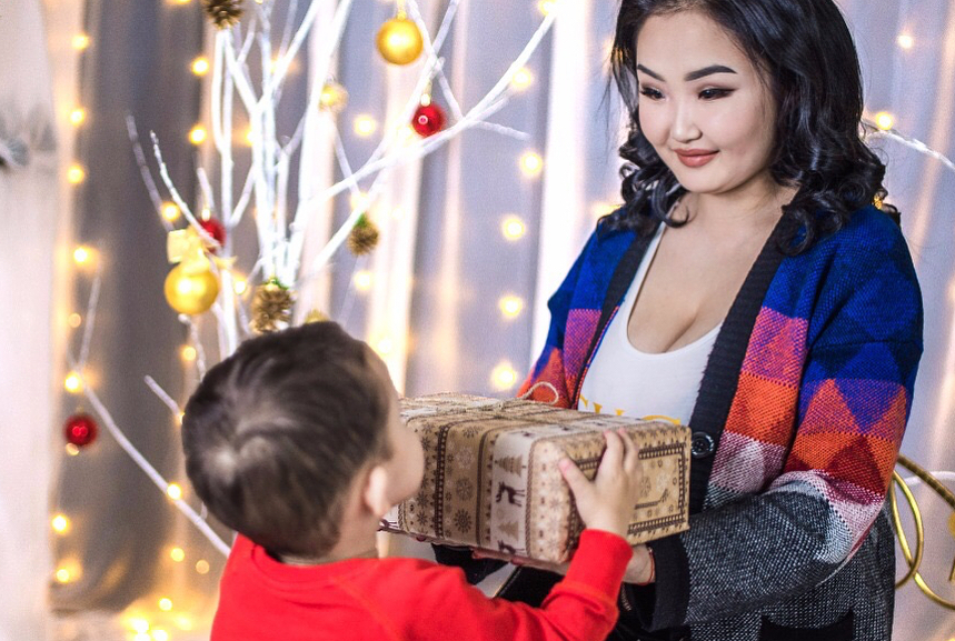 Фотофакт: Энжи преобразилась для новогодней фотосессии с сыном
