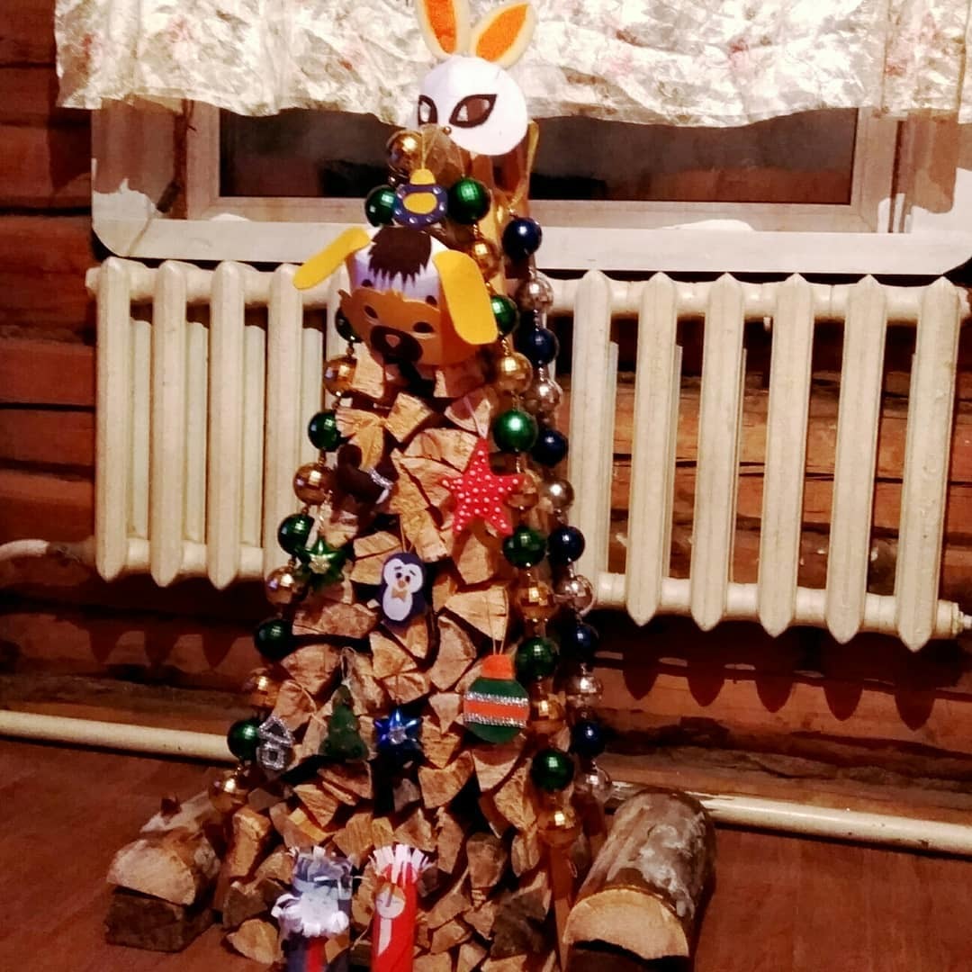 Житель Якутии соорудил елочку из поленьев