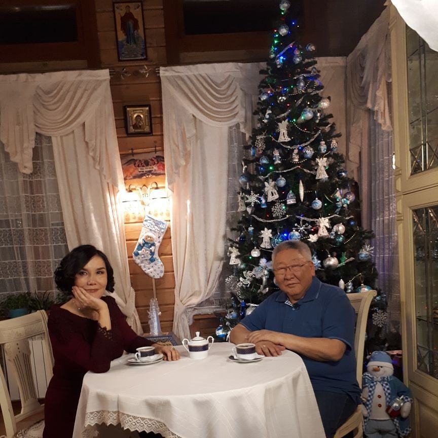 Глава Якутии Егор Борисов украсил свой двор к Новому году