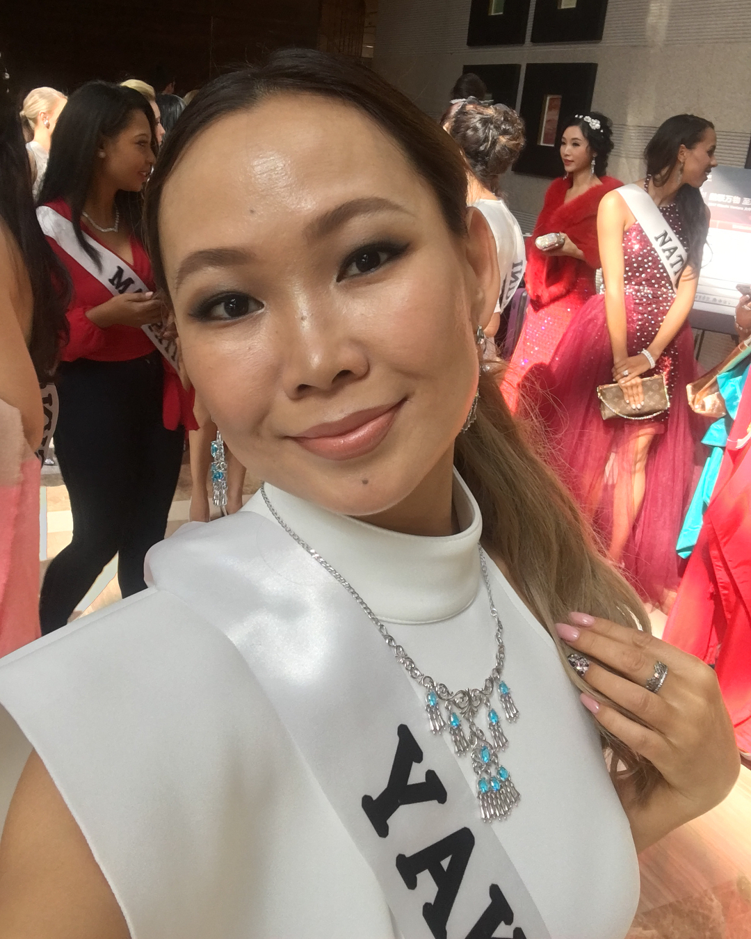 Стилист Василий Афанасьев не успевает поддержать Варю Максиму на конкурсе красоты в Mrs. Globe