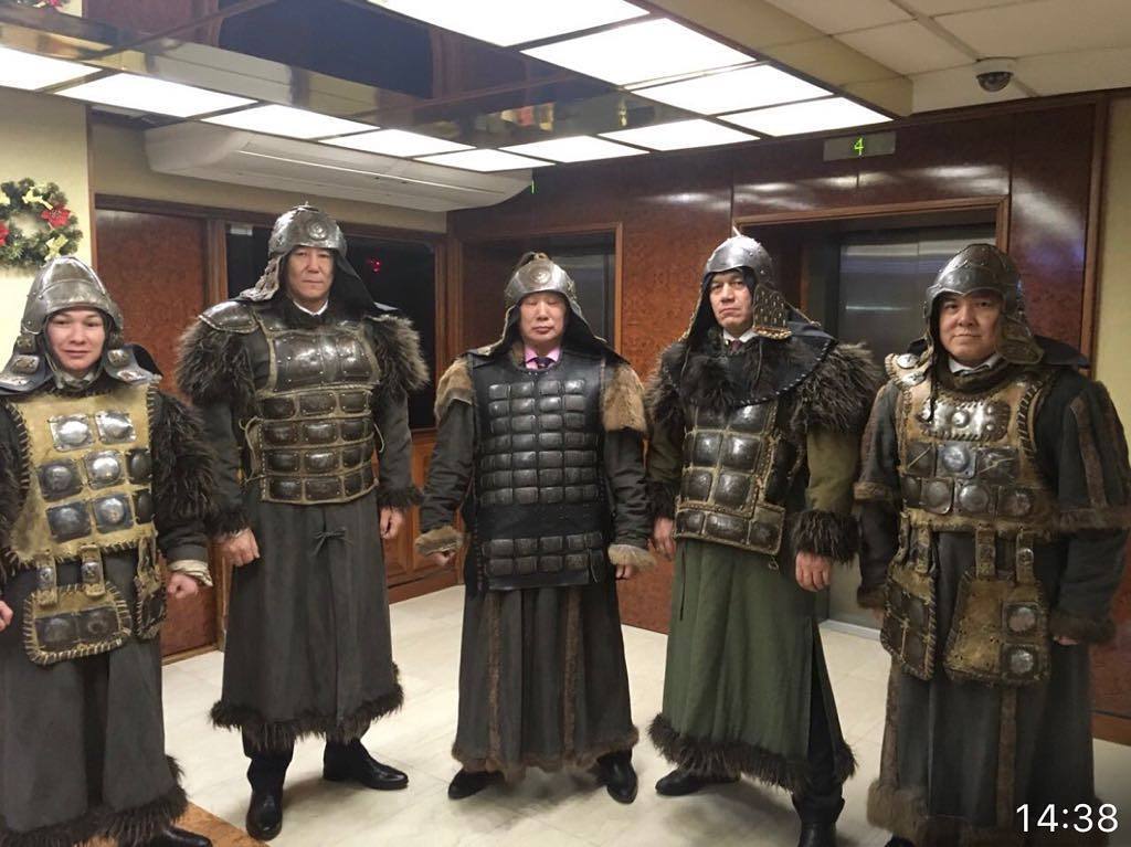 Якутские чиновники переоделись в древних воинов во время новогоднего застолья