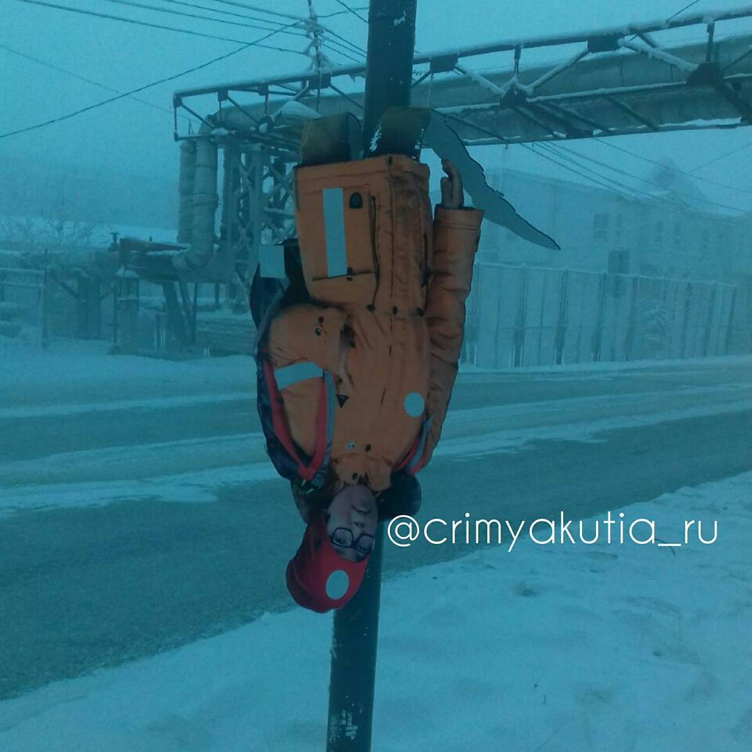 Пожилая женщина сломала манекен школьника на дороге в Якутске (+видео)