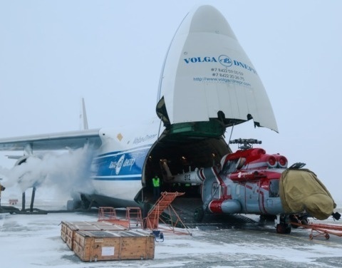 В аэропорт "Якутск" на испытания холодом доставили вертолеты