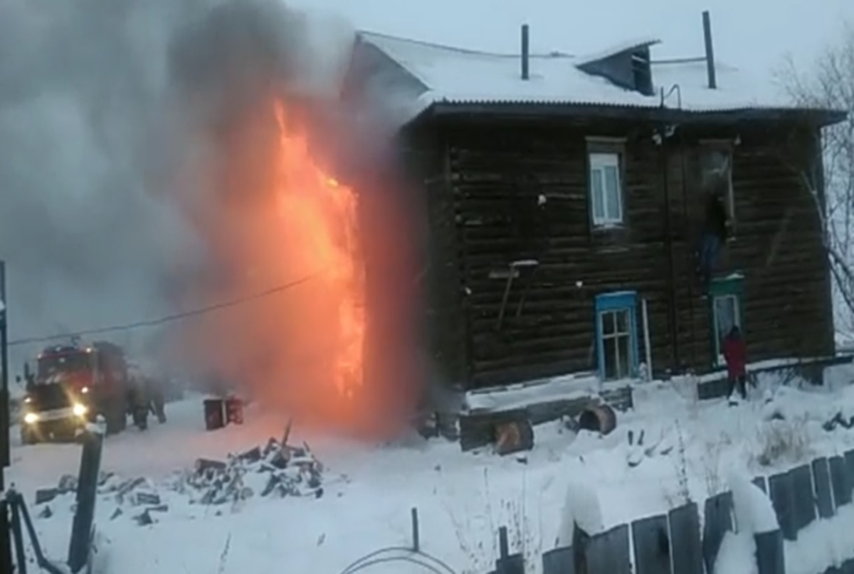 Мужество на пожаре: В Олекминске два героя спасли людей из горящего дома