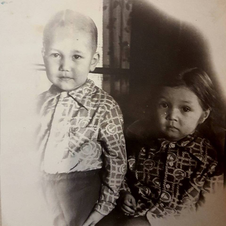 Сестра мэра Якутска опубликовала детские фотографии Айсена Николаева