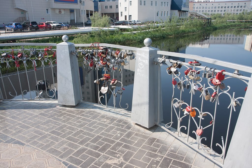 С ограждения Талого озера в Якутске исчезли замки любви