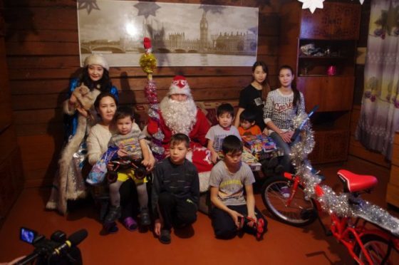Многодетная семья из Олекминского района получила подарки от рэп-исполнителя L’One