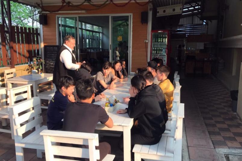 Родственники детей из «Мичээр», застрявших в Бангкоке, заступились за сопровождающую