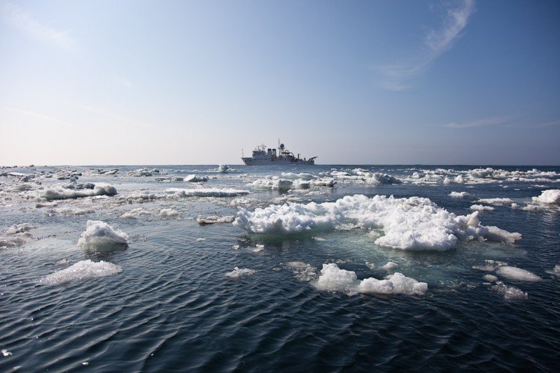 На борту застрявшего во льдах Охотского моря судна находятся 127 человек