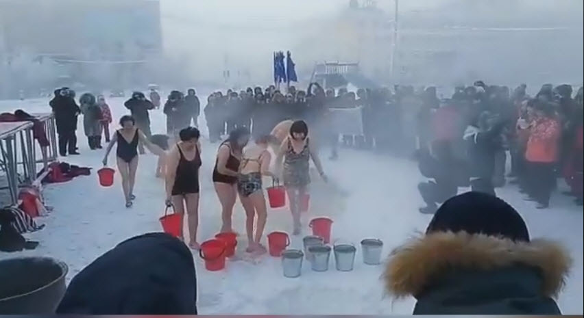 В Якутске на главной площади пенсионеры облились водой при -40 градусах (+видео)