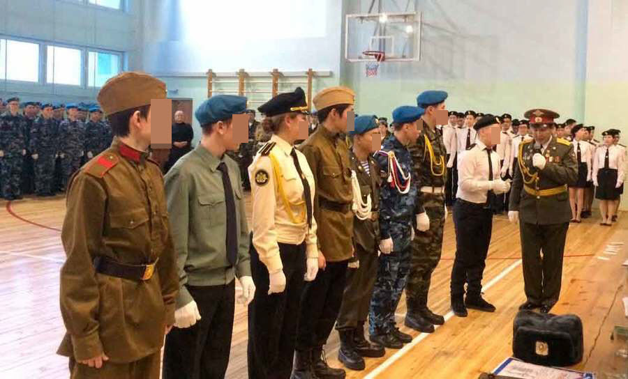 В одной из школ Якутска родителей обязали шить костюмы офицеров для смотра песни и строя