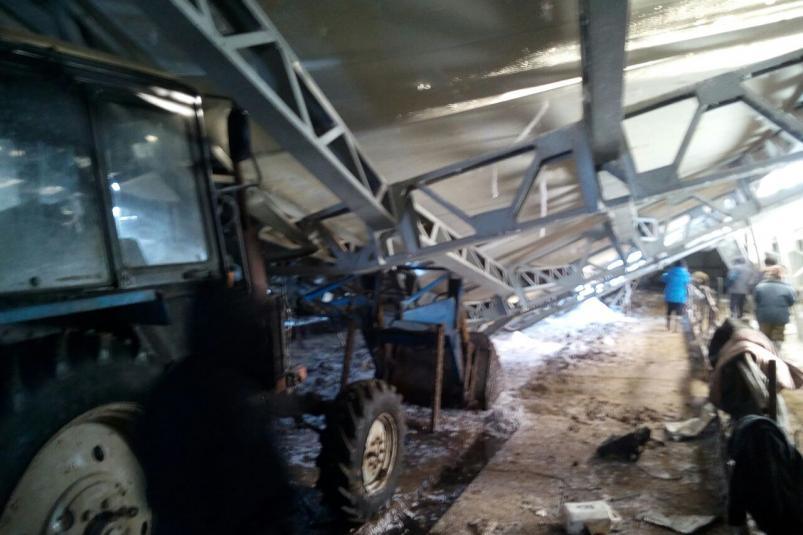 Фотофакт: В якутском селе Жархан обрушился коровник