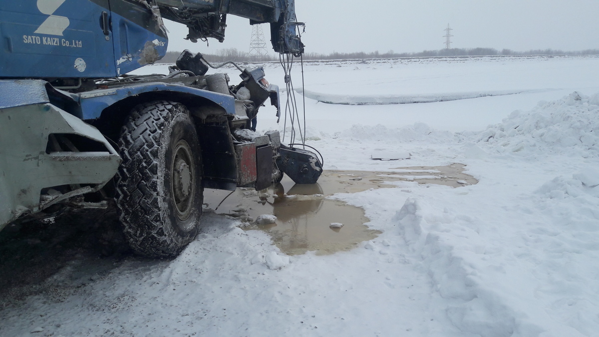 По факту провала под лед автокрана проведена проверка