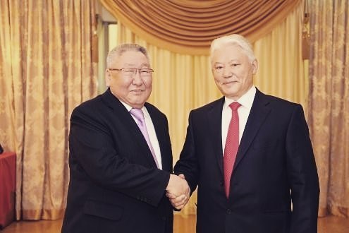 Егор Борисов вместе с супругой молятся за здоровье Михаила Николаева