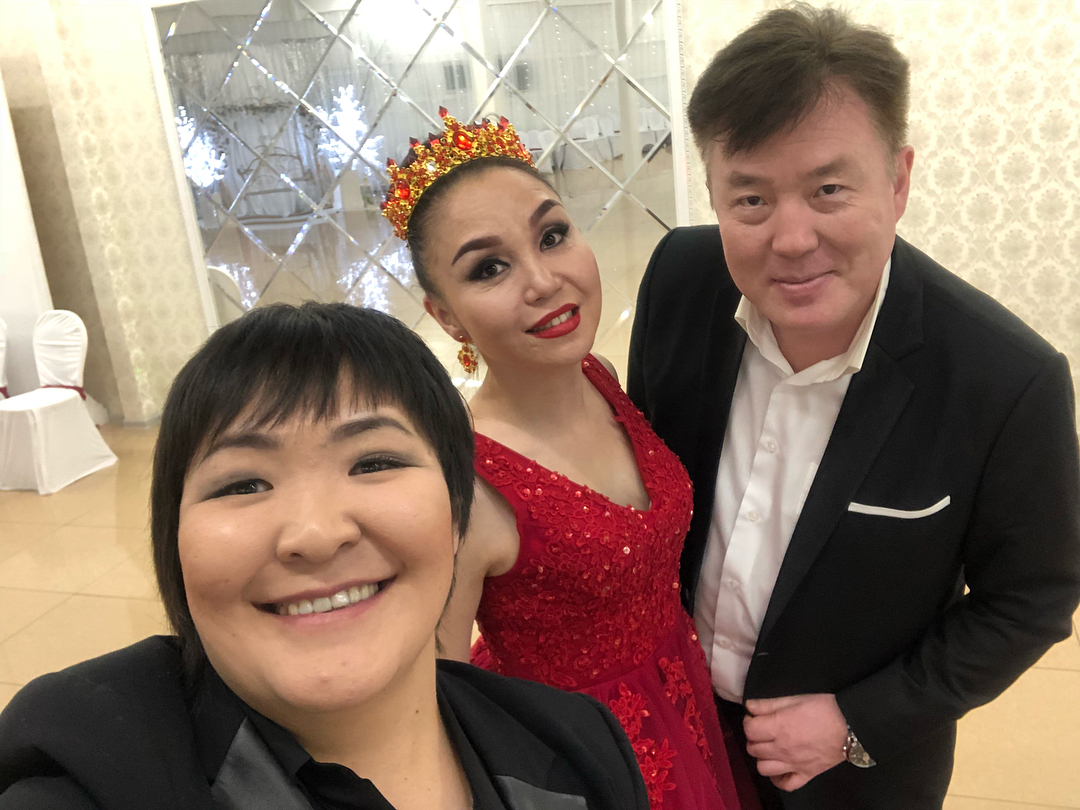 Визажист Кристина и Нюргуша от души повеселились на дне рождения Светы Бугаевой (видео)