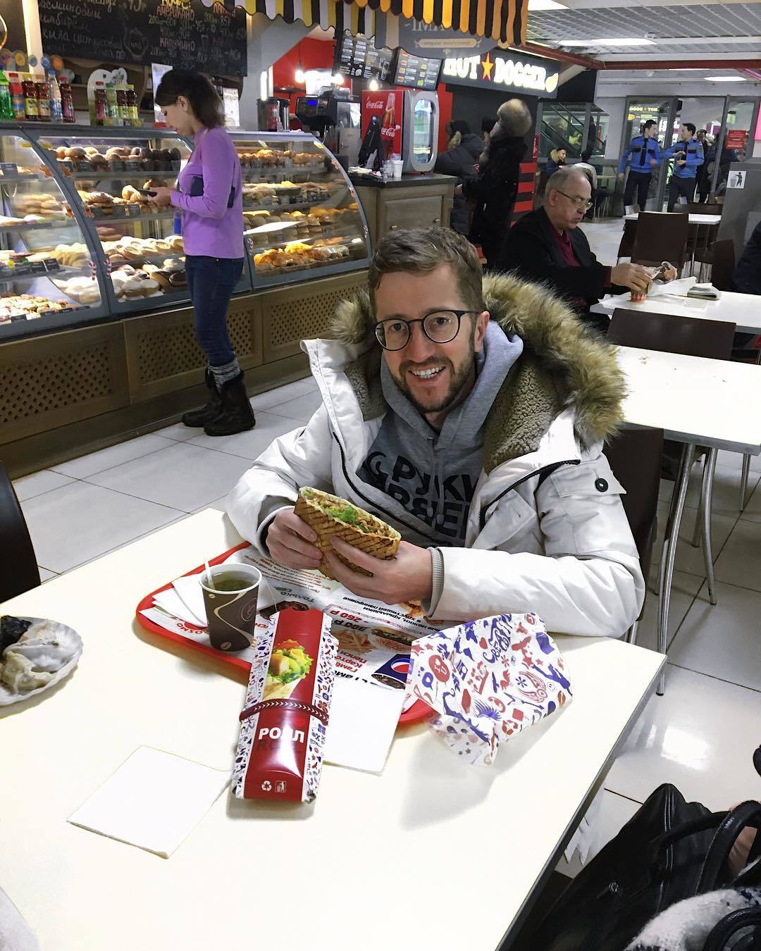 Чесноков попробовал местный фастфуд и ознакомился с ночной жизнью Якутска