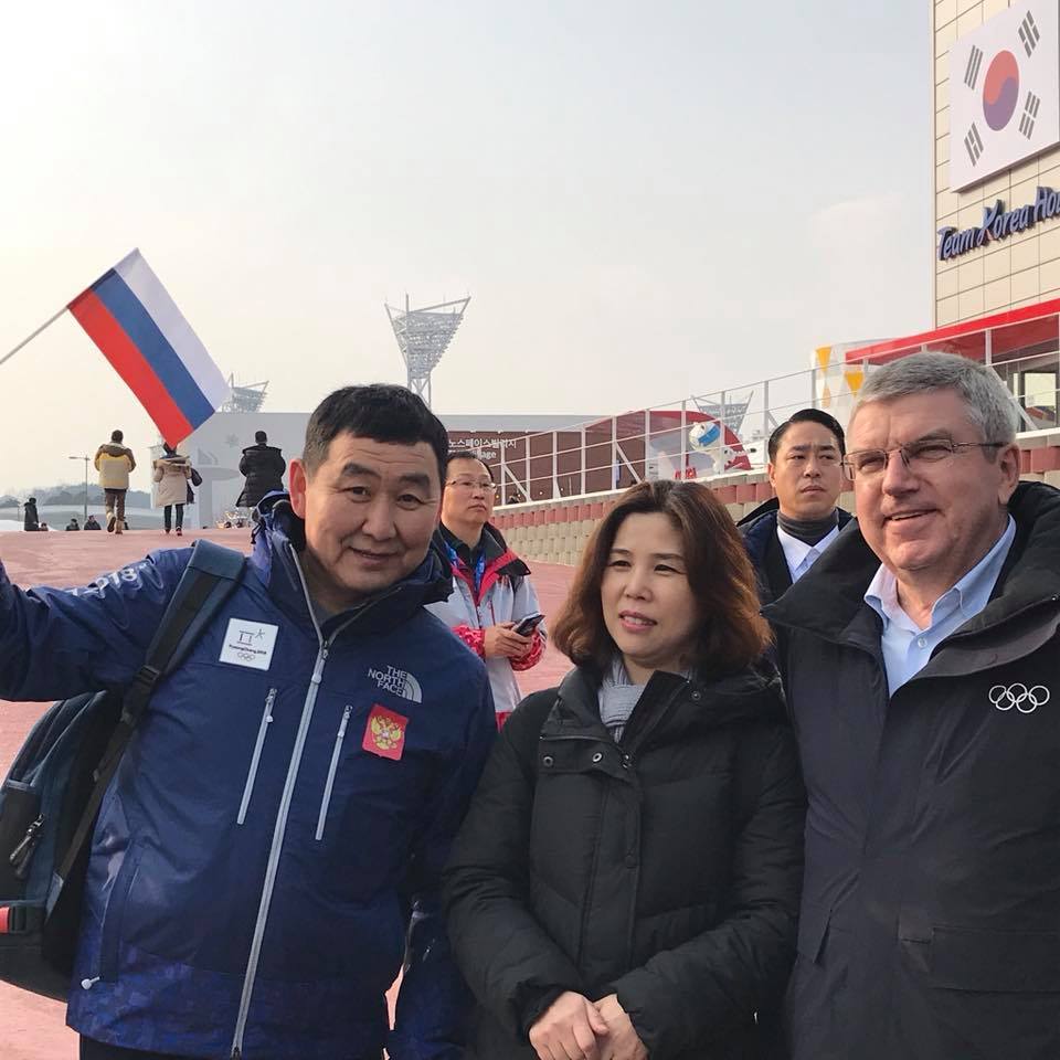 Якутянин с российским флагом сфотографировался с президентом МОК Томасом Бахом