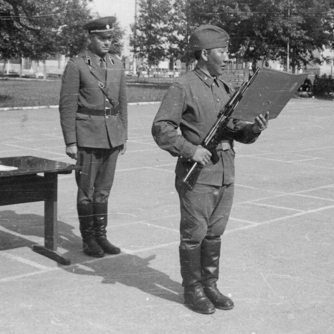 Егор Борисов поздравил с Днем защитника Отечества и рассказал, как принимал воинскую присягу