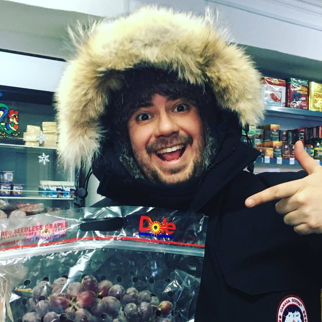 Фотофакт: Первый перуанец в Оймяконе с перуанским виноградом